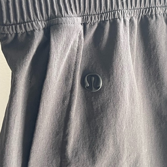 lululemon athletica Women's Black Relaxed-Fit High-Rise Shorts Nulu Textured XS - Picture 4 of 5